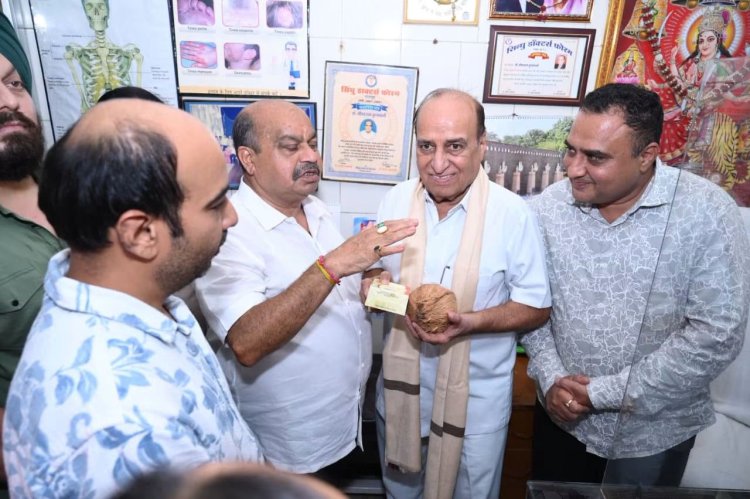 “बदलता भारत – बढ़ता भारत” अभियान के अंतर्गत तेलीबांधा मंडल में विधायक पुरंदर मिश्रा ने बुद्धिजीवी वर्ग से किया जनसंपर्क