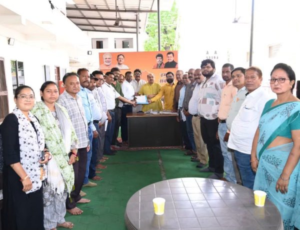 छत्तीसगढ़ प्रदेश तृतीय वर्ग शासकीय कर्मचारी संघ ने विधायक पुरंदर मिश्रा को सौंपा ज्ञापन  तृतीय वर्ग शासकीय कर्मचारी संघ ने विधायक पुरंदर मिश्रा से की सौजन्य भेंट