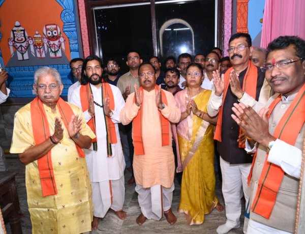 मौसी माता मंदिर में भगवान श्री जगन्नाथ के दिव्य दर्शन एवं रात्रि आरती में उमड़ा आस्था का सैलाब; जनप्रतिनिधियों, संतों एवं प्रशासनिक अधिकारियों ने लिया महाप्रभु का आशीर्वाद