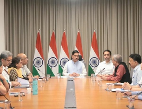 धर्मेंद्र प्रधान के इस्तीफे के बाद प्रह्लाद जोशी ने संभाला शिक्षा मंत्रालय
