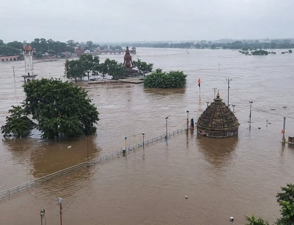 लगातार बारिश से नवापारा-राजिम और गरियाबंद में बाढ़ जैसे हालात, त्रिवेणी संगम जलमग्न, कई मार्ग बाधित