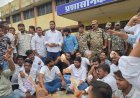 नोटों की माला और डायपर लेकर NSUI का प्रदर्शन, पेपर लीक मामले में विश्वविद्यालय घेरा