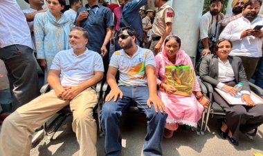 DCP ऑफिस के बाहर धरने पर बैठे राहुल गांधी, FIR को लेकर दिल्ली पुलिस से टकराव