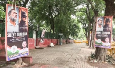 कांग्रेस दफ्तर के बाहर लगे राहुल गांधी के बैटमैन वाले पोस्टर?