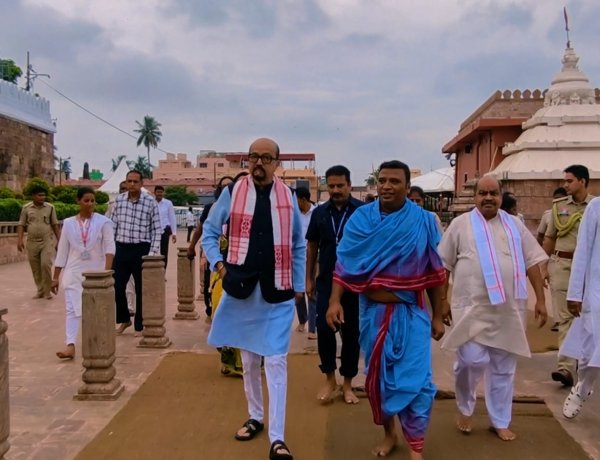 महामहिम राज्यपाल श्री रमेन डेका जी एवं विधायक श्री पुरन्दर मिश्रा जी ने सपत्नीक किए महाप्रभु जगन्नाथ के दर्शन