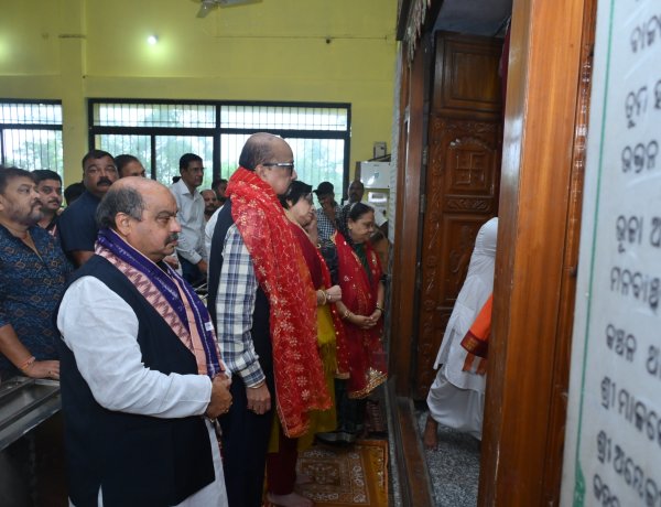 मां वैष्णो देवी के दरबार में विधायक पुरन्दर मिश्रा ने प्रदेशवासियों के मंगल की कामना की  ओडिशा प्रवास के दौरान राज्यपाल रमेन डेका जी के साथ पुरन्दर मिश्रा सपत्नीक किये दर्शन-पूजन