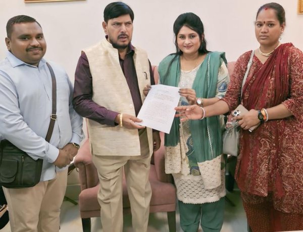 दिल्ली पहुंची सावित्री जगत, जाति प्रमाण पत्र  सरलीकरण को लेकर केंद्रीय मंत्री रामदास आठ वाले को सौंपा ज्ञापन