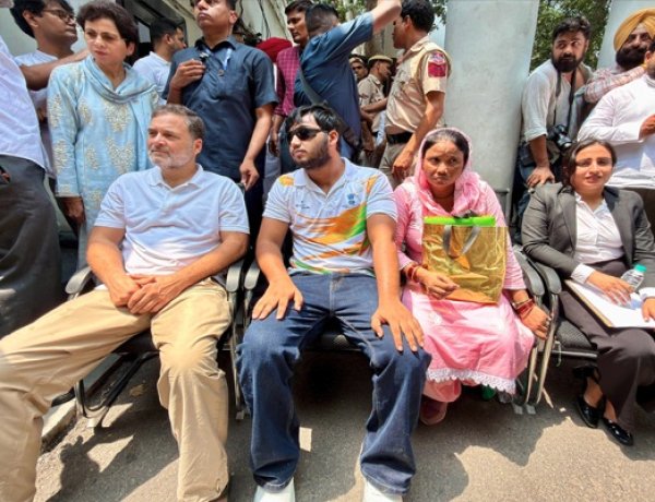 DCP ऑफिस के बाहर धरने पर बैठे राहुल गांधी, FIR को लेकर दिल्ली पुलिस से टकराव