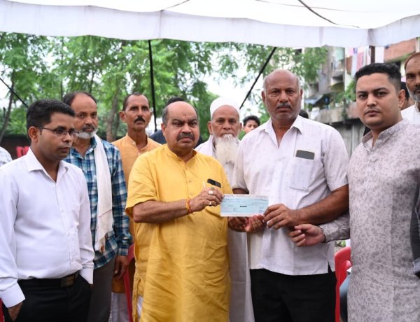 आदिल के निधन पर विधायक पुरन्दर मिश्रा ने परिजनों को दी 4 लाख रुपये की आर्थिक सहायता