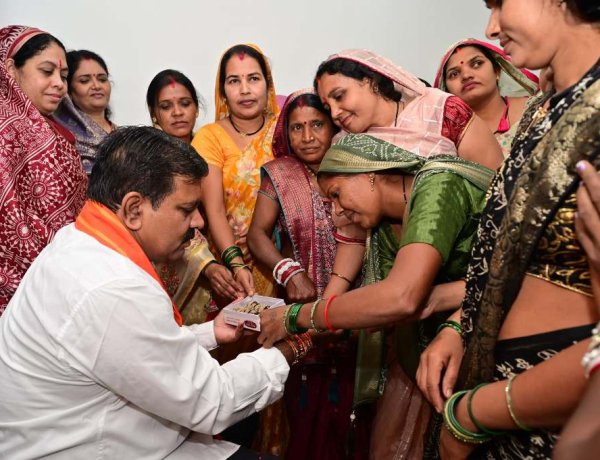 बिहान की दीदियों ने विजय शर्मा को राखी बांधकर दी बधाई