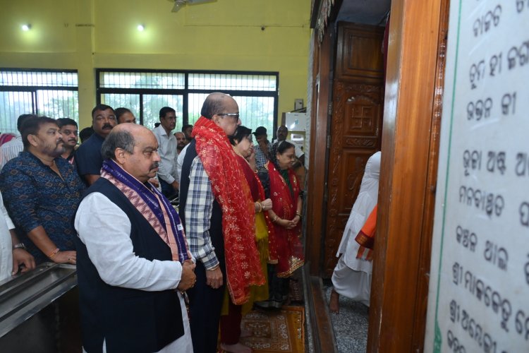 मां वैष्णो देवी के दरबार में विधायक पुरन्दर मिश्रा ने प्रदेशवासियों के मंगल की कामना की  ओडिशा प्रवास के दौरान राज्यपाल रमेन डेका जी के साथ पुरन्दर मिश्रा सपत्नीक किये दर्शन-पूजन