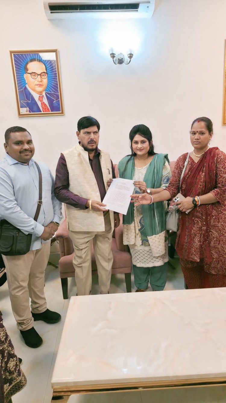 दिल्ली पहुंची सावित्री जगत, जाति प्रमाण पत्र  सरलीकरण को लेकर केंद्रीय मंत्री रामदास आठ वाले को सौंपा ज्ञापन
