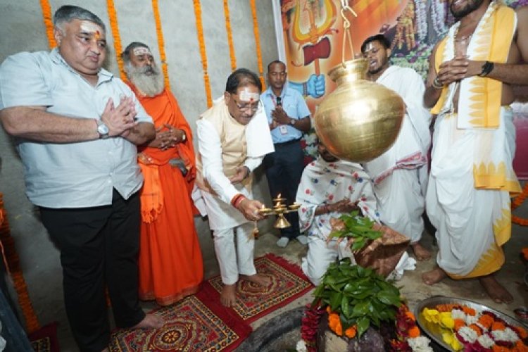 मुख्यमंत्री ने बाबा कर्मेश्वर का किया जलाभिषेक, प्रदेशवासियों की सुख-समृद्धि की कामना की