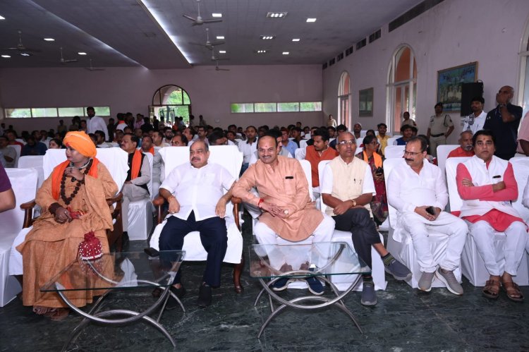 मुख्यमंत्री सहित जनप्रतिनिधियों के साथ विधायक पुरंदर मिश्रा ने सुनी प्रधानमंत्री मोदी की ‘मन की बात’