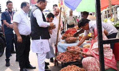 मुख्यमंत्री की सहजता और सादगी ने जीता लोगों का दिल — विधायक पुरन्दर मिश्रा  अति महत्वपूर्ण कार्यक्रम के लिए जाते मुख्यमंत्री विष्णु देव साय ने अचानक रुकवाया काफिला, ठेले से खरीदा मिट्टी का दीया