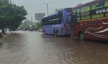 चंदनडीह में जलभराव से रायपुर-दुर्ग हाईवे पर थमी रफ्तार, ट्रैफिक पुलिस ने जारी किया डायवर्जन