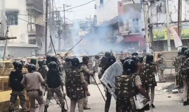 उज्जैन में शाही मस्जिद को लेकर बवाल, पथराव के बाद पुलिस ने छोड़े आंसू गैस के गोले