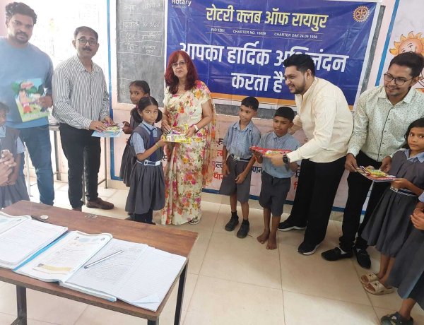 " विश्व साक्षरता दिवस के अवसर पर रोटरी क्लब ऑफ  रायपुर और BNI Icons द्वारा  स्टेशनरी सामग्री  वितरित "