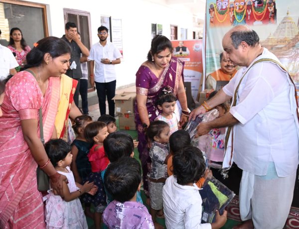 पुरन्दर मिश्रा की सेवा पहल, प्रधानमंत्री मोदी के जन्मदिवस पर आंगनबाड़ी बच्चों को वस्त्र वितरण