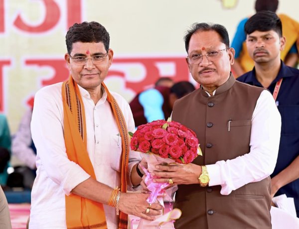 राजस्व मंत्री श्री टंकराम वर्मा के निवास पर आयोजित तीज मिलन समारोह में शामिल हुए मुख्यमंत्री श्री साय