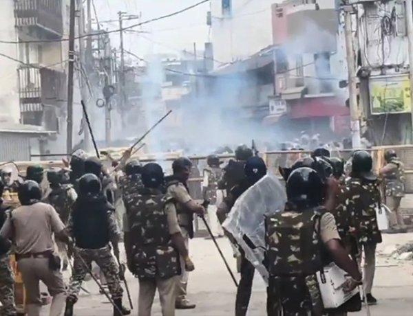 उज्जैन में शाही मस्जिद को लेकर बवाल, पथराव के बाद पुलिस ने छोड़े आंसू गैस के गोले