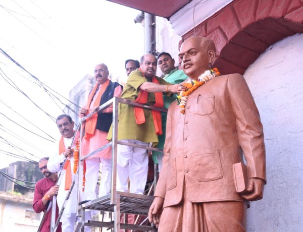 नशामुक्त समाज के संकल्प के साथ तीसरे दिन भी जारी रही विधायक पुरन्दर मिश्रा की जनजागरण पदयात्रा