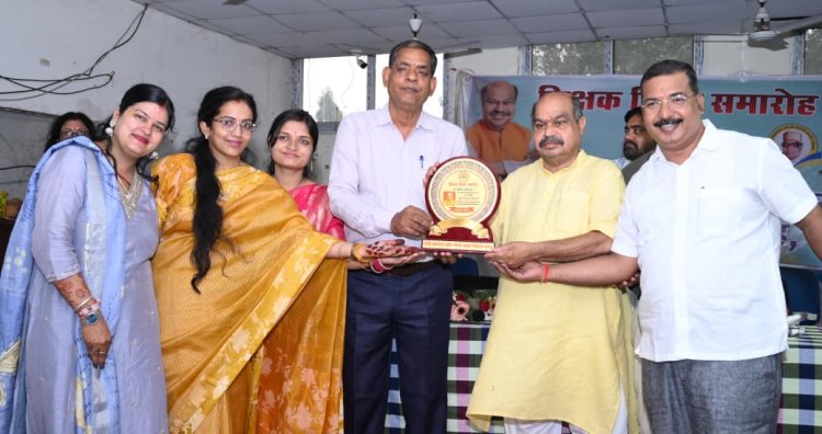 फाफाडीह के स्वामी आत्मानंद उत्कृष्ट विद्यालय में शिक्षक दिवस समारोह, विधायक ने किया शिक्षकों का सम्मान