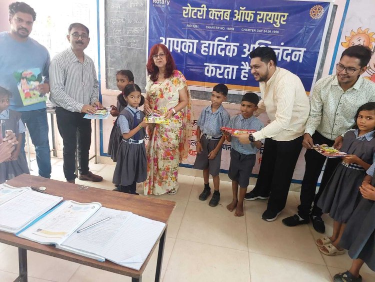 " विश्व साक्षरता दिवस के अवसर पर रोटरी क्लब ऑफ  रायपुर और BNI Icons द्वारा  स्टेशनरी सामग्री  वितरित "