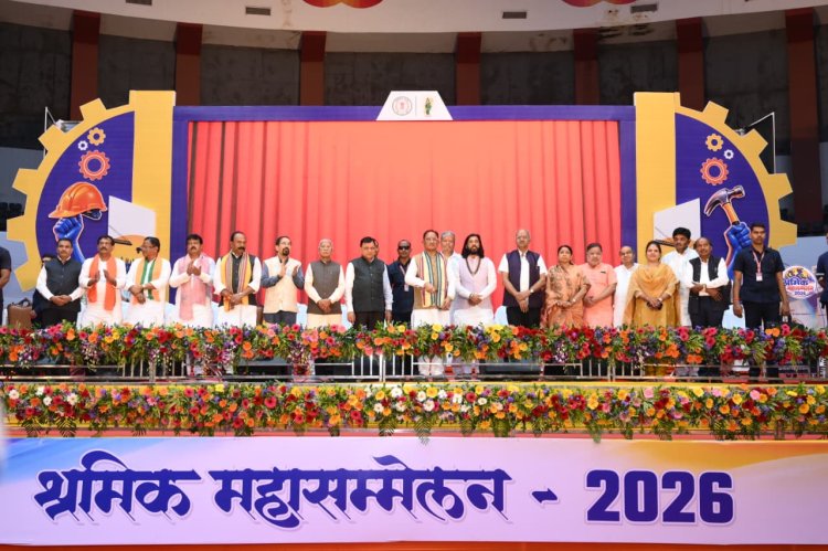 श्रमिकों के परिश्रम से गढ़ रहा विकसित छत्तीसगढ़, सरकार ने दी बड़ी सौगात -पुरन्दर मिश्रा  श्रमवीरों के परिश्रम से बन रहा समृद्ध छत्तीसगढ़   श्रमिक हित में सरकार की तीन बड़ी घोषणाएं, 1.43 लाख से अधिक श्रमिकों को ₹51.32 करोड़ से अधिक की सहायता -