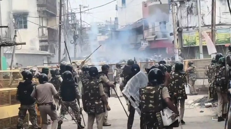 उज्जैन में शाही मस्जिद को लेकर बवाल, पथराव के बाद पुलिस ने छोड़े आंसू गैस के गोले