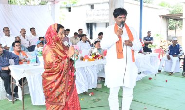 जनसेवा के संकल्प से जनविश्वास की नई इबारत लिख रहे नवीन अग्रवाल, पांच गांवों में पहुंचकर सुनीं समस्याएं  जनचौपाल अभियान के तीसरे दिन बरोंडा से पिकरीडीह तक जनसंवाद, जिला पंचायत सीईओ सहित भाजपा पदाधिकारियों की रही सक्रिय सहभागिता