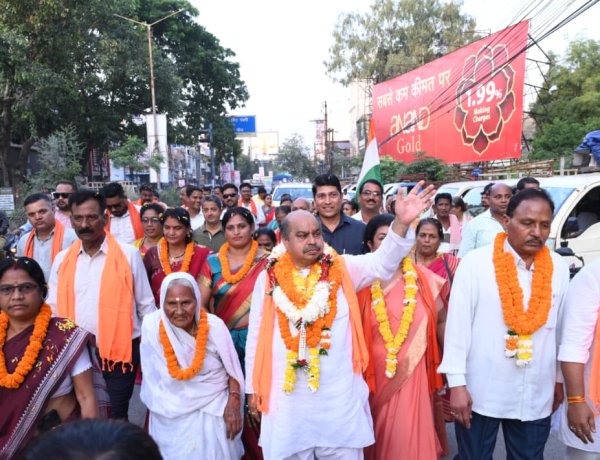 नशामुक्त समाज के संकल्प के साथ सातवें दिन भी जारी रहा पुरन्दर मिश्रा का जनजागरण अभियान  लाल चौक से शुरू हुई पदयात्रा, महापुरुषों की प्रतिमाओं पर माल्यार्पण और मंदिरों में पूजा-अर्चना कर सुख-शांति एवं समृद्धि की कामना