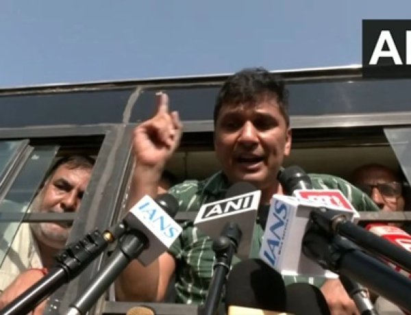 फुटबॉल की तरह उठा-उठाकर फेंक रहे हैं... हिरासत में लिए जाने पर सौरभ भारद्वाज का दिल्ली पुलिस पर आरोप