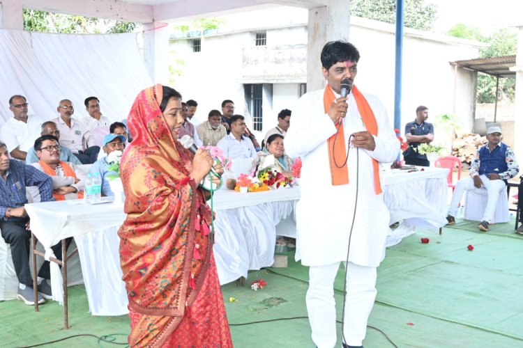 जनसेवा के संकल्प से जनविश्वास की नई इबारत लिख रहे नवीन अग्रवाल, पांच गांवों में पहुंचकर सुनीं समस्याएं  जनचौपाल अभियान के तीसरे दिन बरोंडा से पिकरीडीह तक जनसंवाद, जिला पंचायत सीईओ सहित भाजपा पदाधिकारियों की रही सक्रिय सहभागिता